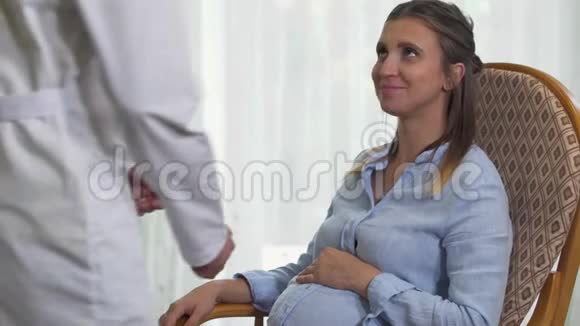 医生看着孕妇的喉咙视频的预览图