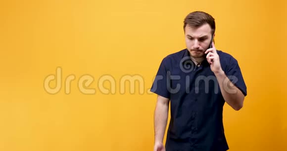 愤怒的蓝衬衫青年在打电话视频的预览图