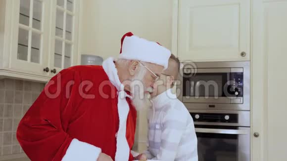 小男孩在圣诞老人耳边低语愿望视频的预览图