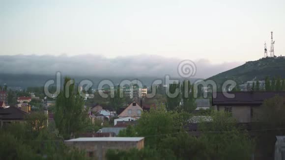 克里米亚的城镇景色靠近森林上方的山脉和云层视频的预览图
