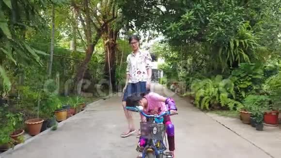 妈妈教女儿骑自行车视频的预览图