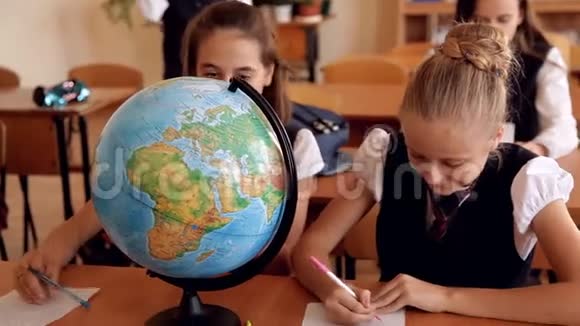 穿制服的儿童上地理课视频的预览图