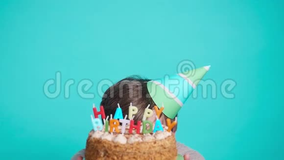 庆祝和乐趣的概念微笑快乐疯狂的年轻人戴着生日蛋糕的派对帽视频的预览图