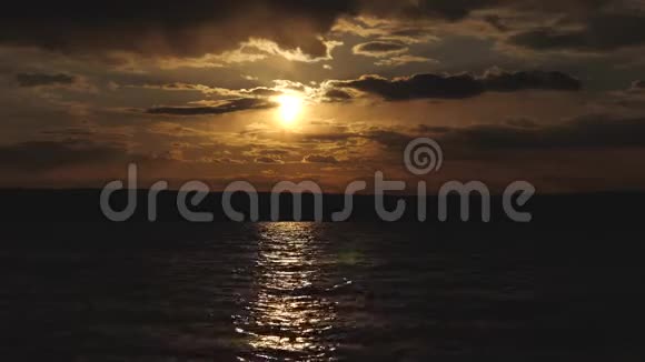 水面上的微风湖面上美丽的日落阳光的小径在水面上闪闪发光光辉的水视频的预览图