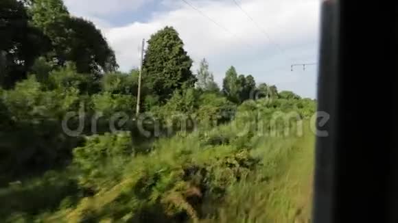 通过夏季移动郊区列车的窗口观看的录像视频的预览图