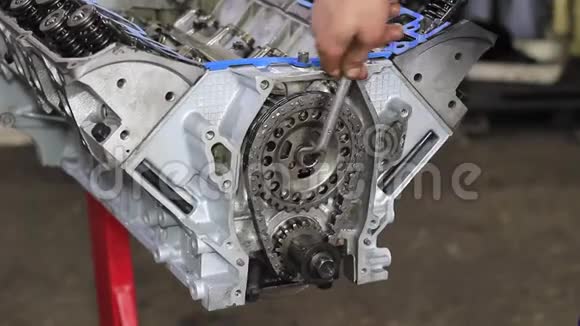 机械手在修理发动机时用扳手拧紧螺母视频的预览图