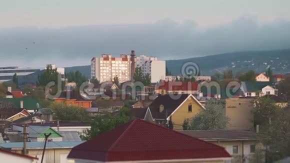 克里米亚的城镇景色靠近森林上方的山脉和云层视频的预览图