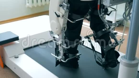 一名男性病人的腿被一台机器训练视频的预览图