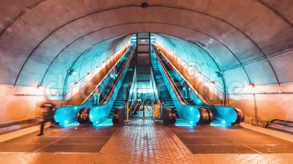 4KUHD在地铁站步行和使用自动扶梯的身份不明者的延时公共交通概念视频的预览图