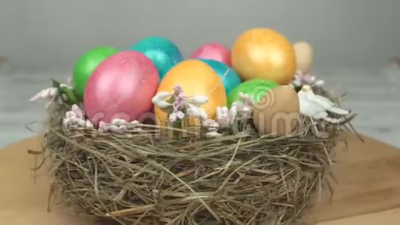 旋转美丽的巢与彩色复活节彩蛋背景复活节假期宗教特写视频的预览图