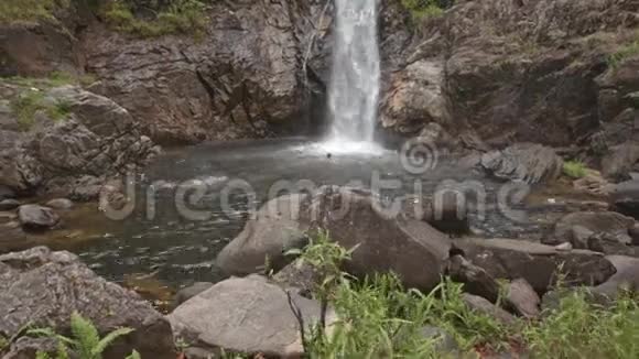 在热带公园的河中人们乘高瀑布游来视频的预览图