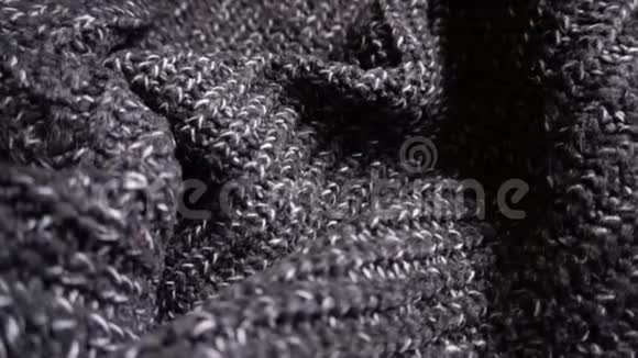 慢旋转或旋转拍摄的豪华灰色连衣裙针织品视频的预览图