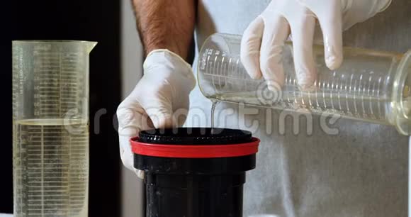男性摄影师用4k液体清洁镜头盖视频的预览图