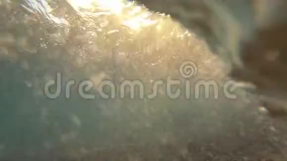 红海大浪水下射击慢动作视频的预览图