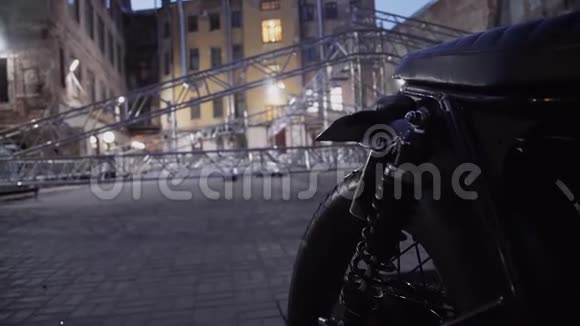 摩托车和音乐会舞台框架铝结构放置在街道视频的预览图