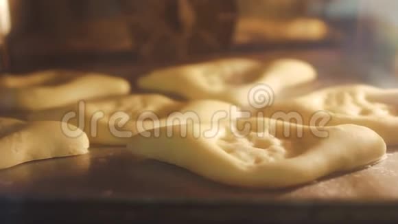 很多烤面包用来做卡查普里放在桌子上用鸡蛋做卡查普里格鲁吉亚奶酪派视频的预览图
