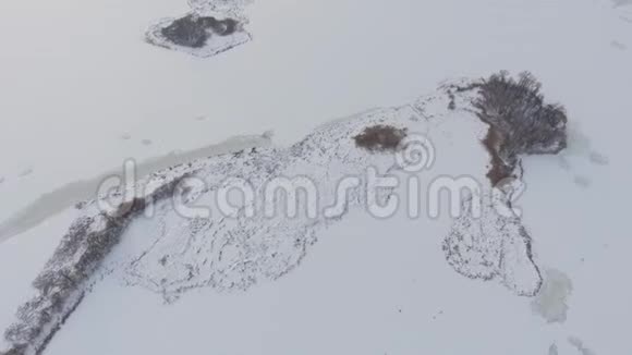 冰雪覆盖的冰冻河流岛屿的鸟瞰图视频的预览图