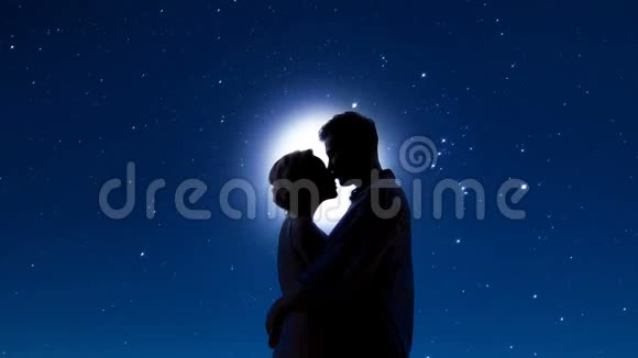 夜晚的情侣见面轻轻拥抱星空和皎洁的月亮视频的预览图