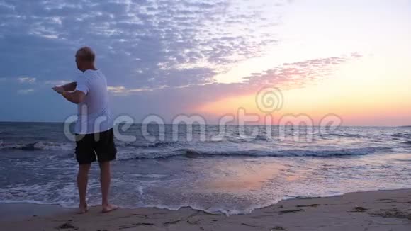 早上成年运动员在海滨热身视频的预览图