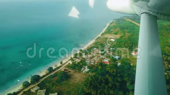 从乘客座位上观看热带岛屿一架私人喷气式飞机飞越云层海洋和热带岛屿飞机视频的预览图