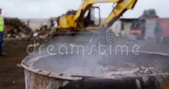 4k垃圾场燃烧的金属废料视频的预览图