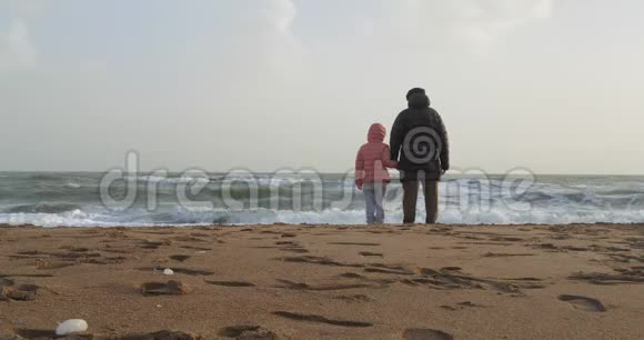 小女孩和祖父在海边玩耍视频的预览图