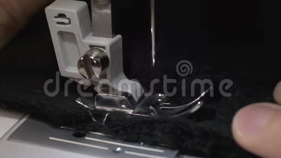 缝纫机上黑色织物缝制过程的慢速镜头视频的预览图