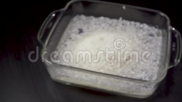 米饭倒在玻璃碗里视频的预览图