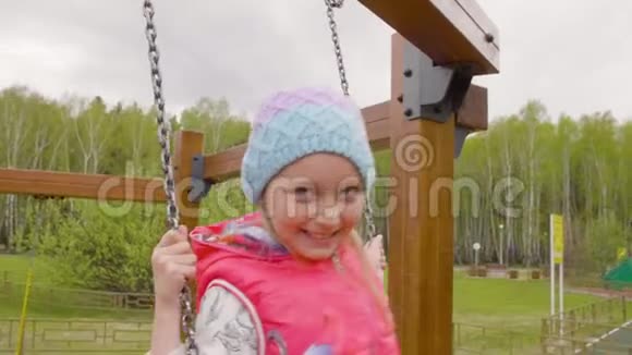一个快乐的少年女孩在公园里微笑着看镜头视频的预览图