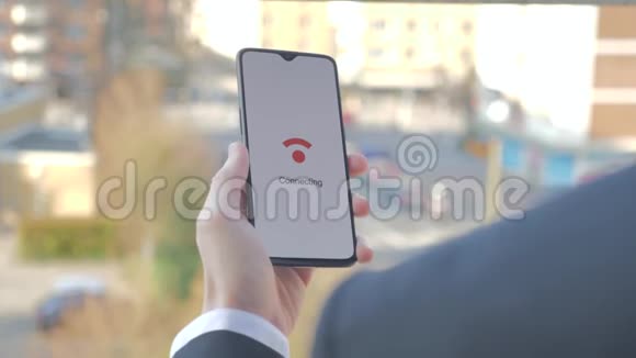 商人持有连接wifi的智能手机视频的预览图