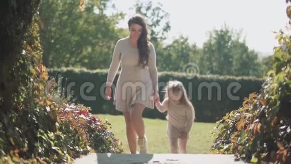 妈妈和女儿在公园里爬楼梯慢动作视频的预览图