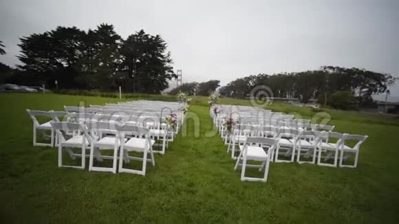即将举行的婚礼装饰草坪上举行婚礼的椅子视频的预览图