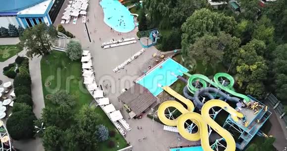 游乐园人们骑滑梯在游泳池里游泳视频的预览图