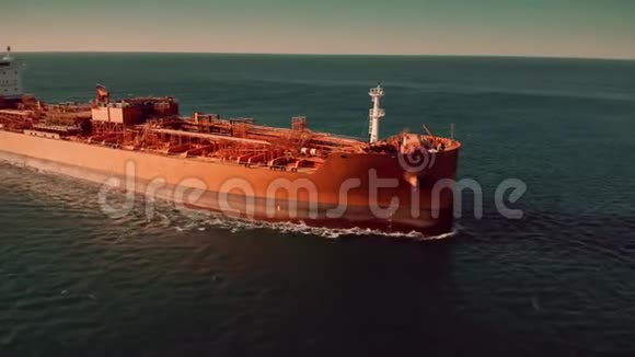 未知油轮在海上的航景视频的预览图