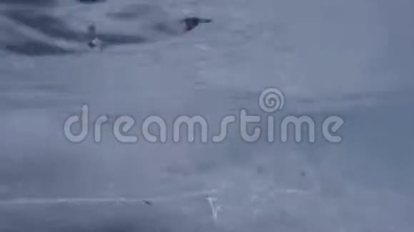 2岁的婴儿脚在海底视频的预览图