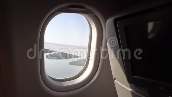 窗中飞机的机翼飞机上有座位的窗户飞机的机舱旅客航空旅行视频的预览图