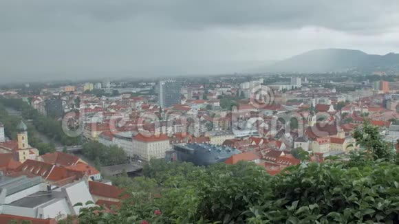 奥地利格拉茨城的全景从城堡山和钟楼乌尔图姆视频的预览图