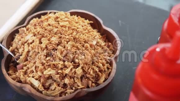 顶部的棕色木碗装满煮熟的谷类食品勺子放在里面视频的预览图