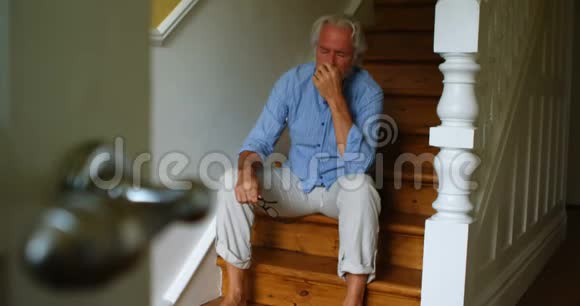 坐在4k楼梯上的愤怒的老人视频的预览图