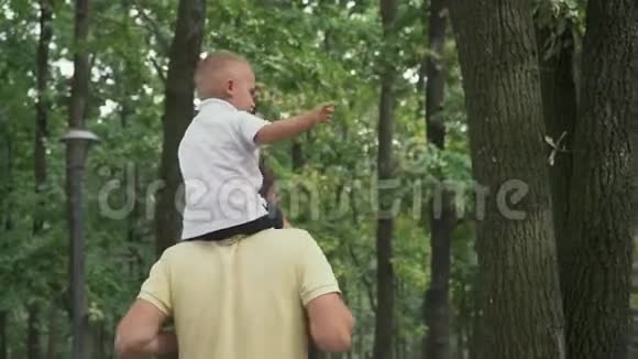 爸爸骑着一个儿子的肩膀视频的预览图