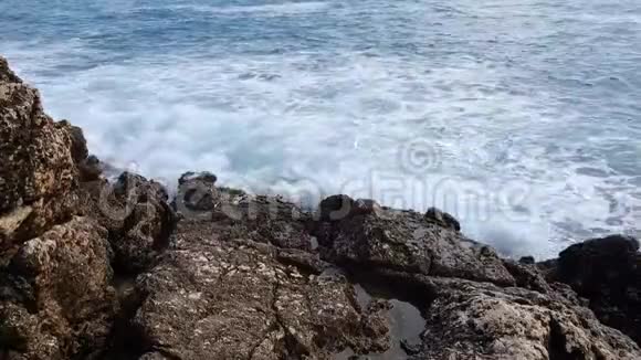 放松的海浪拍打在岩石上视频的预览图