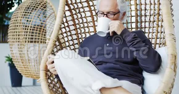 读4k本书时喝咖啡的老人视频的预览图