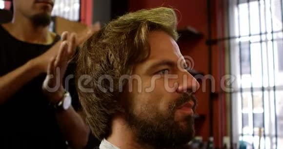 理发师在男士头发上涂蜡4k视频的预览图