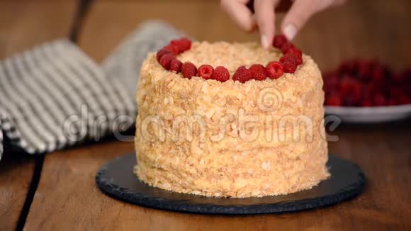 糖果装饰拿破仑分层蛋糕与新鲜的覆盆子视频的预览图