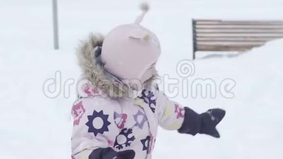 微笑的小rgirl玩雪视频的预览图