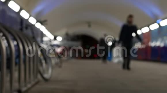 火车站下行人隧道的透视图视频的预览图