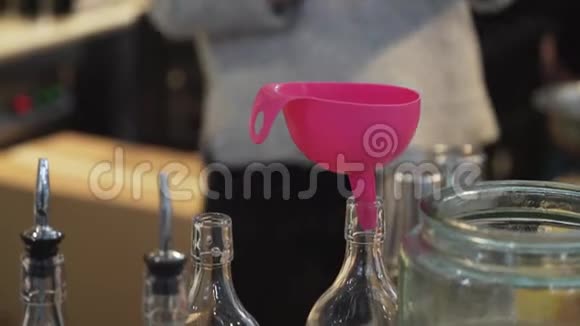 厨房景观与几个玻璃瓶与粉红色漏斗放在其中一个视频的预览图