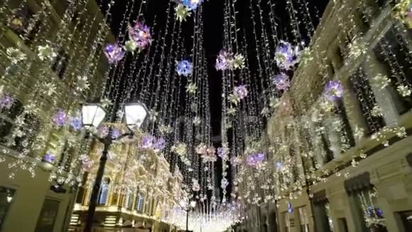新年装饰品晚上靠近俄罗斯克里姆林宫的夜街圣诞照明明亮的灯光视频的预览图
