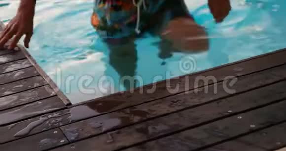 从游泳池出来的老人视频的预览图