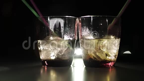 两杯加冰和小管的鸡尾酒视频的预览图